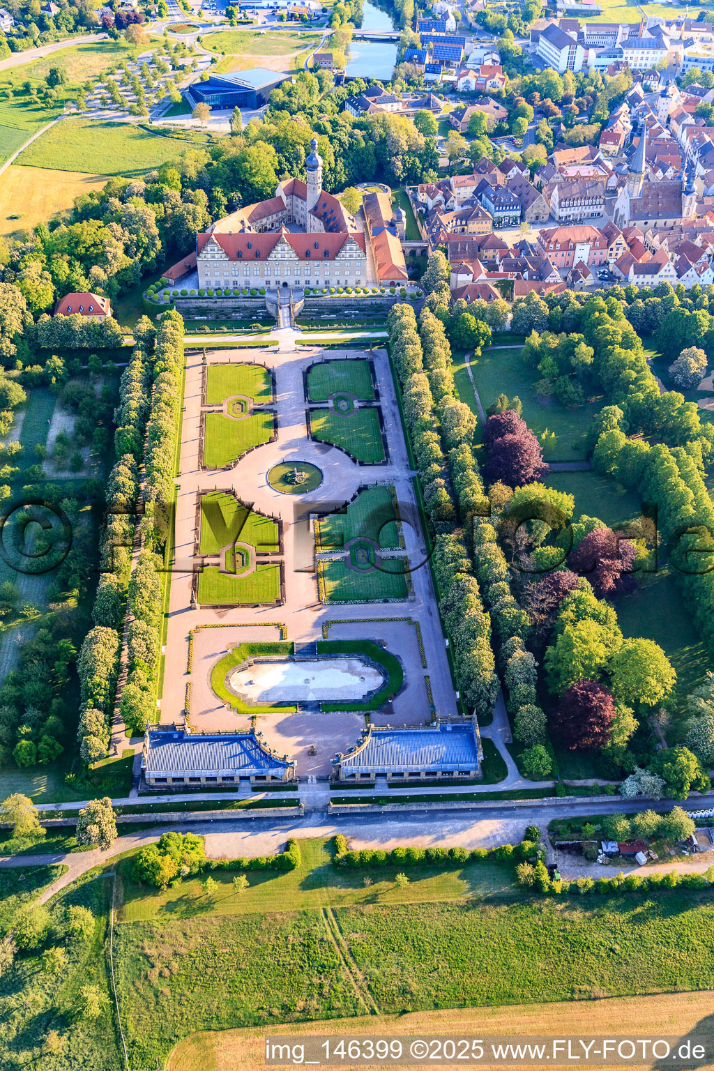 Schloss und Schlossgarten Weikersheim (Schloss des Grafen Wolfgang von Hohenlohe aus dem 17. Jh. mit prachtvollem Rittersaal und Garten mit Statuen.) im Bundesland Baden-Württemberg, Deutschland von oben gesehen
