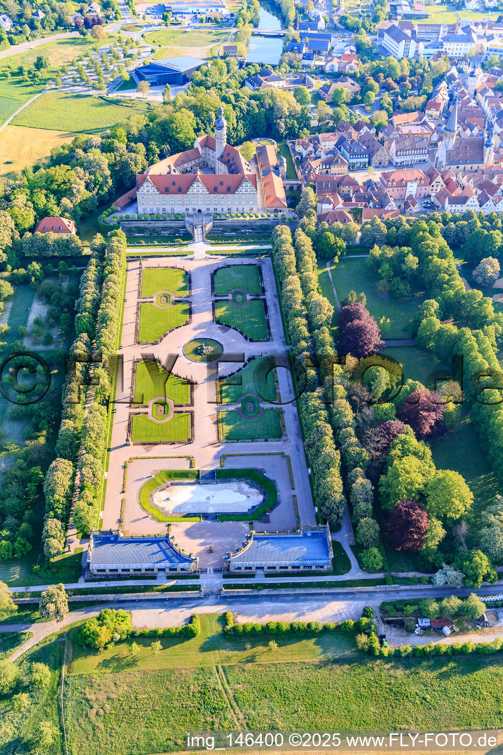 Schloss und Schlossgarten Weikersheim (Schloss des Grafen Wolfgang von Hohenlohe aus dem 17. Jh. mit prachtvollem Rittersaal und Garten mit Statuen.) im Bundesland Baden-Württemberg, Deutschland vom Flugzeug aus