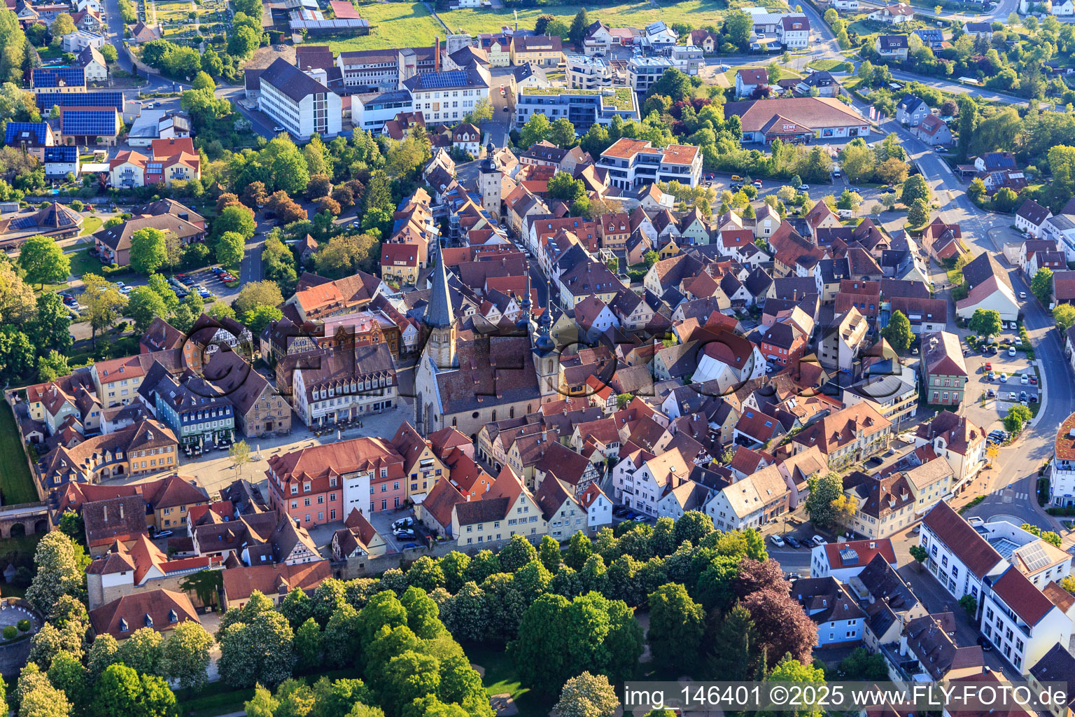 Altstadt mit Stadtkirche St. Georg am Marktplatz, Schlossverwaltung Weikersheim am Schlossplatz im Bundesland Baden-Württemberg, Deutschland