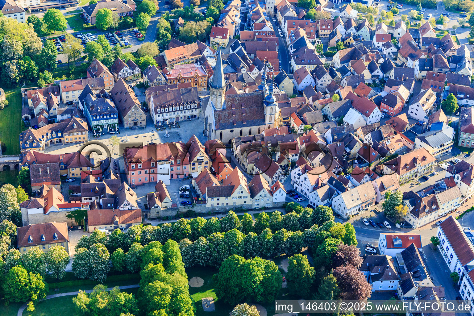 Luftbild von Altstadt mit Stadtkirche St. Georg am Marktplatz, Schlossverwaltung Weikersheim am Schlossplatz im Bundesland Baden-Württemberg, Deutschland