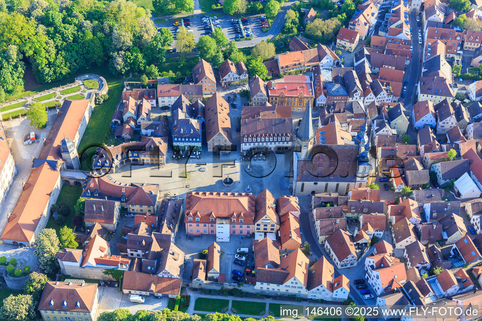 Luftaufnahme von Altstadt mit Stadtkirche St. Georg am Marktplatz, Schlossverwaltung Weikersheim am Schlossplatz im Bundesland Baden-Württemberg, Deutschland