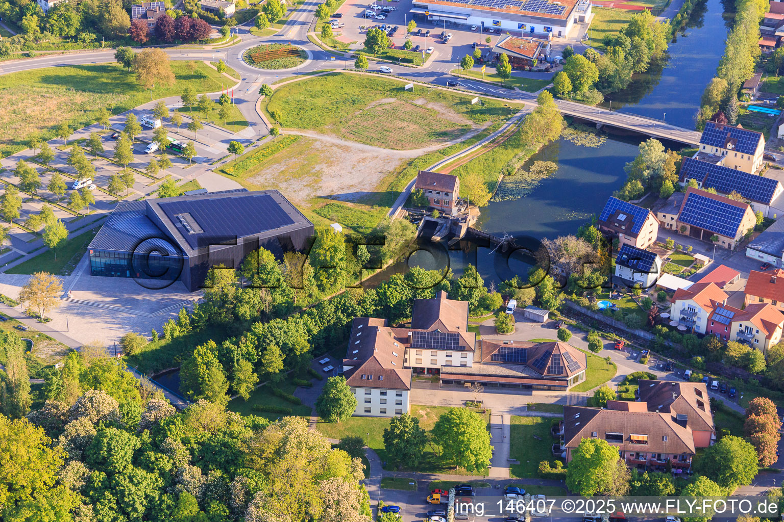 Konzersal der Tauberphilharmonie Weikersheim und Logierhaus der Musikakademie Schloss Weikersheim im Bundesland Baden-Württemberg, Deutschland
