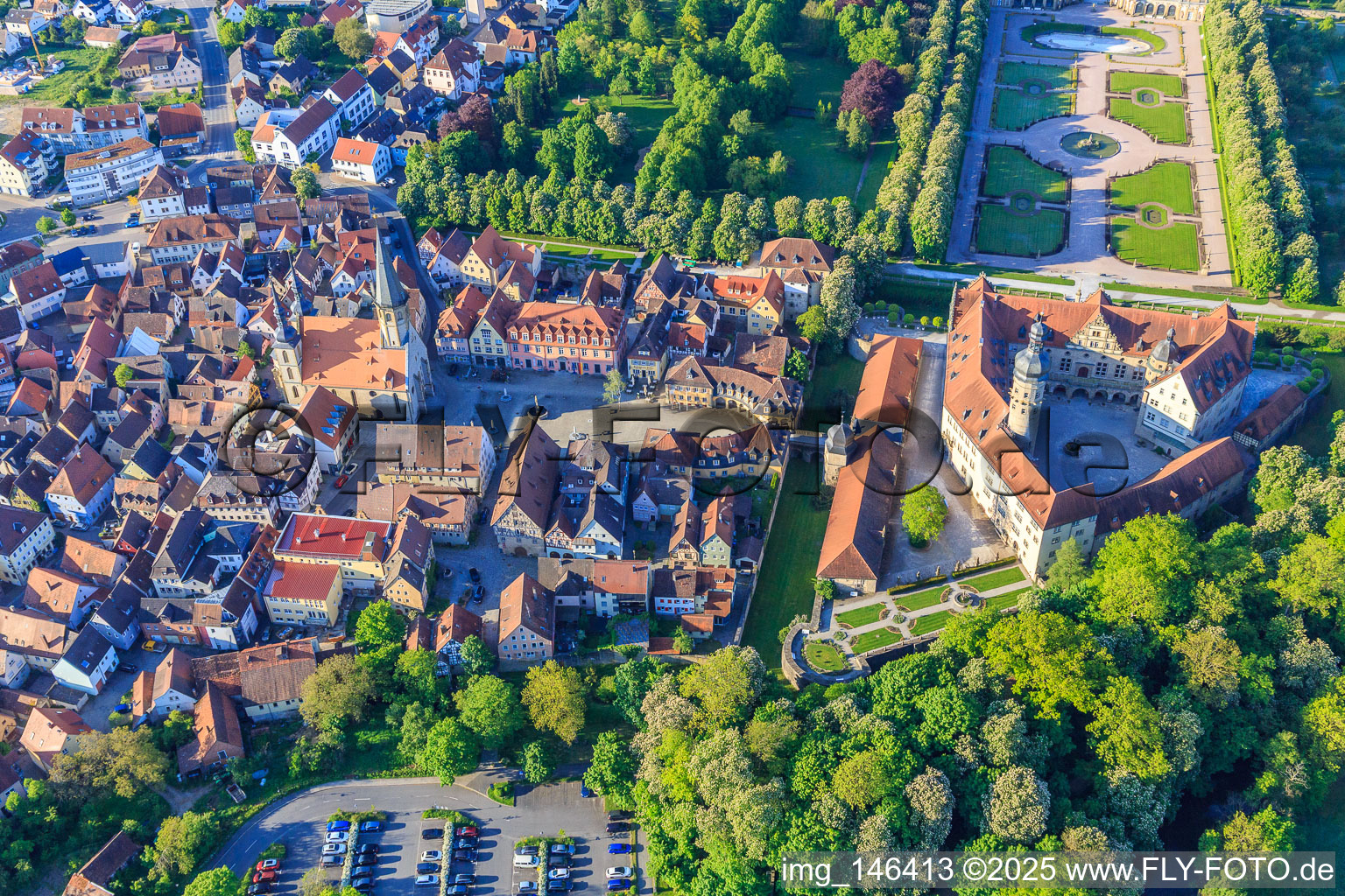 Schrägluftbild von Altstadt mit Stadtkirche St. Georg am Marktplatz, Schlossverwaltung Weikersheim am Schlossplatz im Bundesland Baden-Württemberg, Deutschland