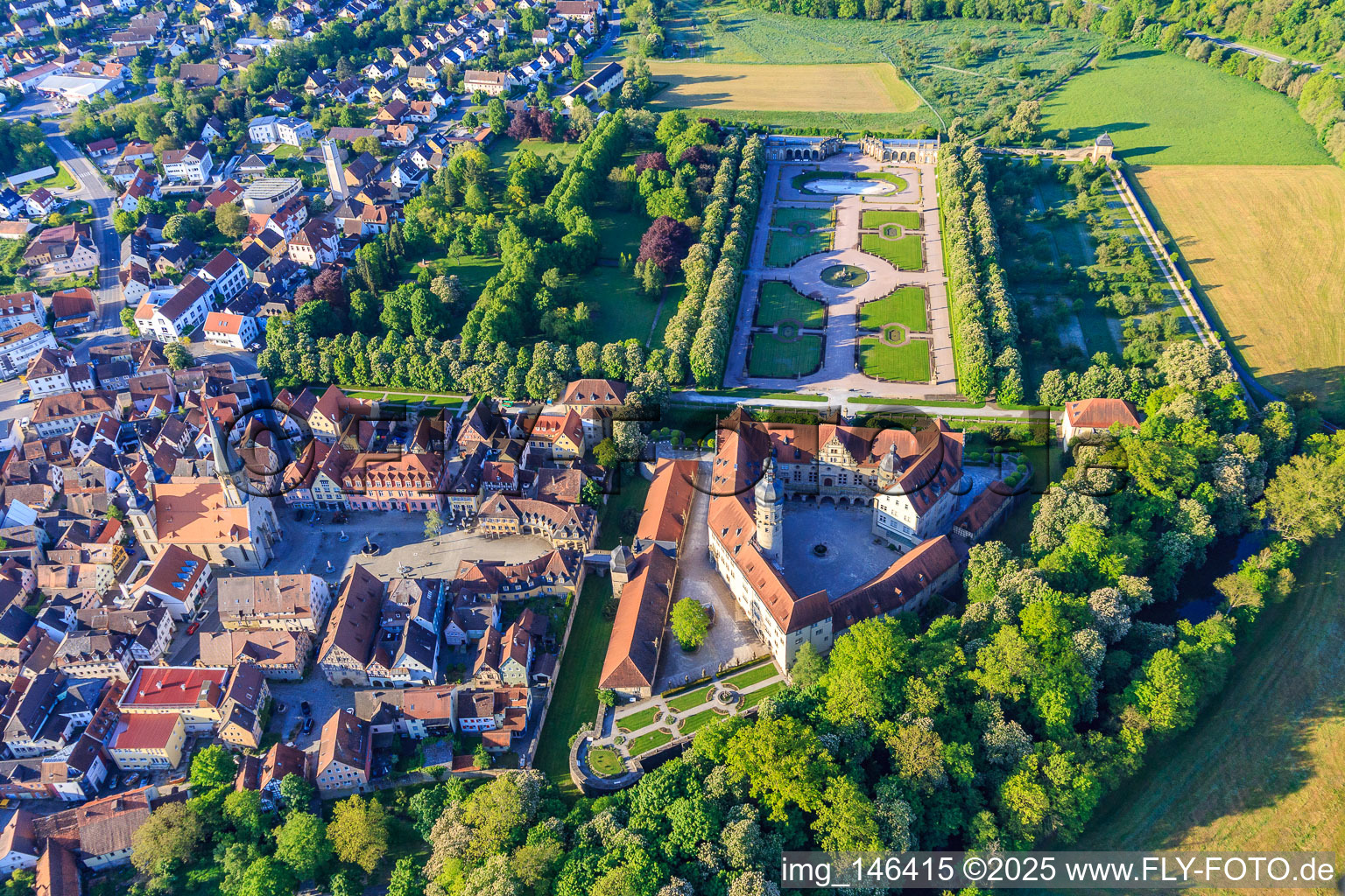 Schloss und Altstadt mit Stadtkirche St. Georg am Marktplatz, Schlossverwaltung Weikersheim am Schlossplatz im Bundesland Baden-Württemberg, Deutschland
