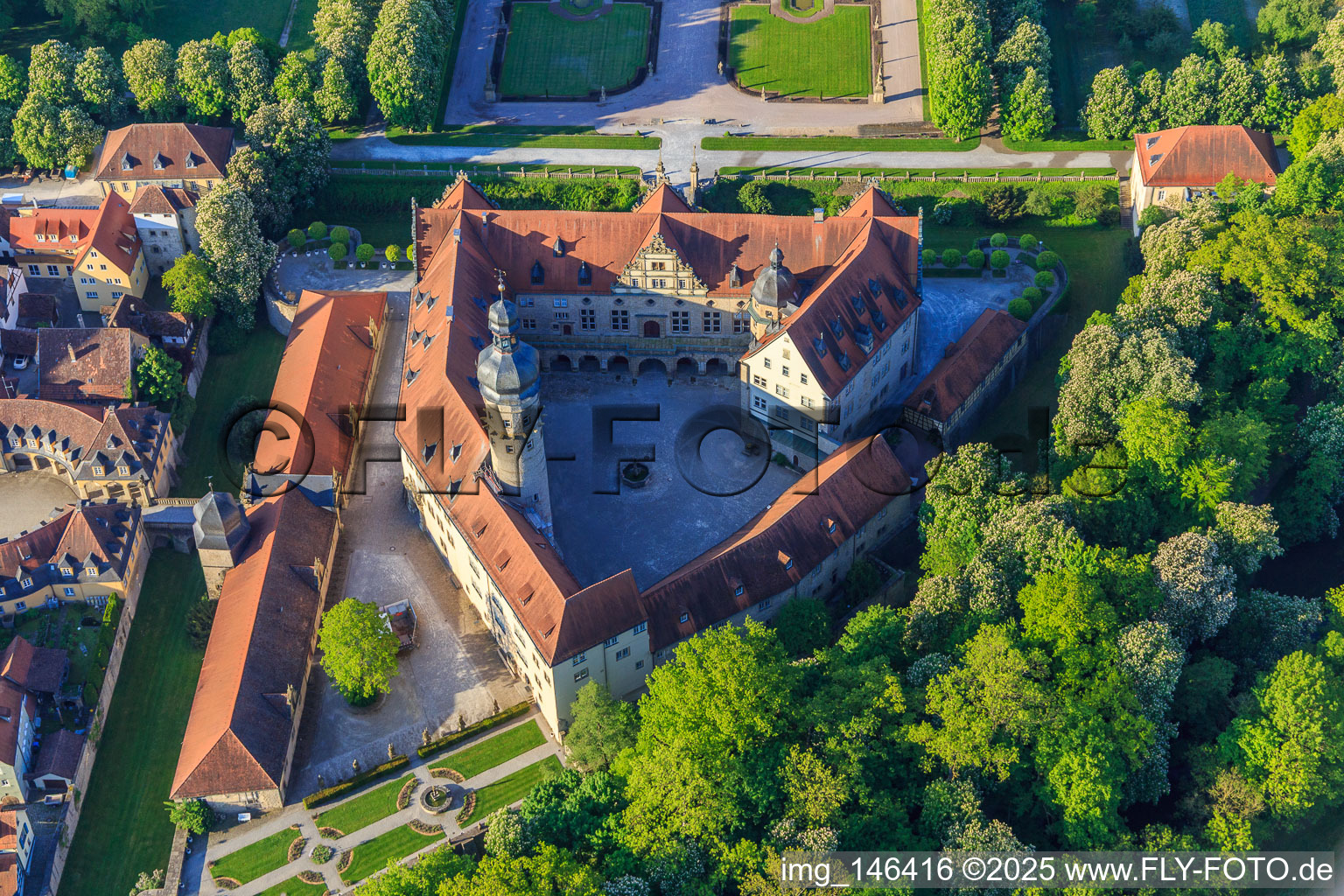 Luftbild von Schloss Weikersheim mit Rosengarten, Alchemie- und Hexengarten im Bundesland Baden-Württemberg, Deutschland