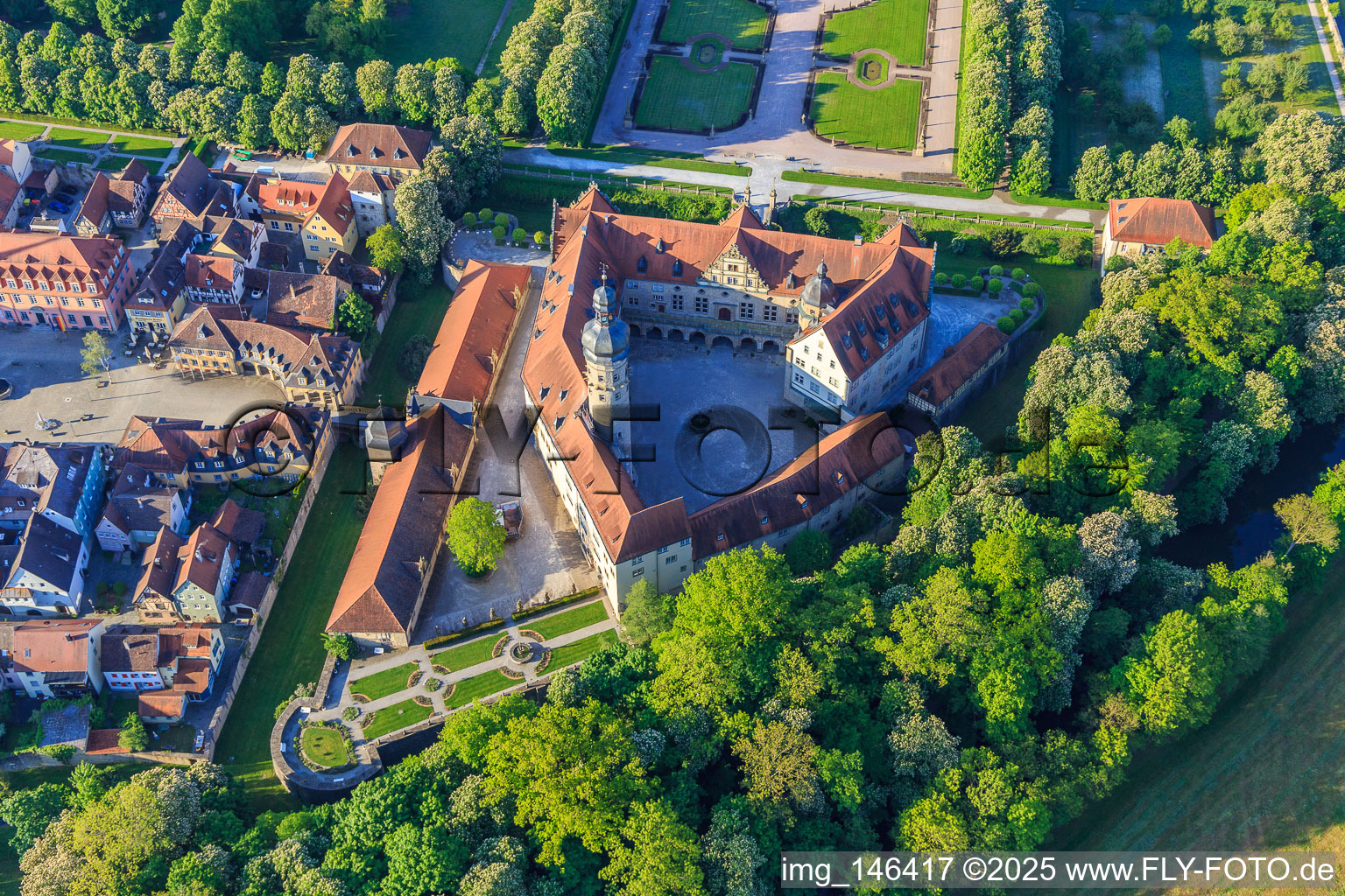 Luftaufnahme von Schloss Weikersheim mit Rosengarten, Alchemie- und Hexengarten im Bundesland Baden-Württemberg, Deutschland