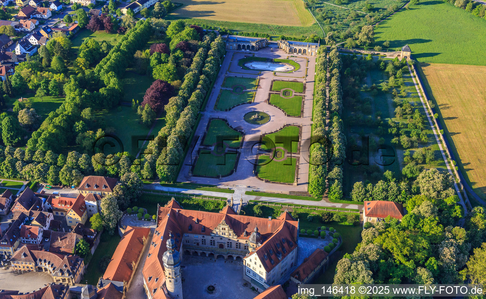 Schlossgarten Weikersheim (Schloss des Grafen Wolfgang von Hohenlohe aus dem 17. Jh. mit prachtvollem Rittersaal und Garten mit Statuen.) im Bundesland Baden-Württemberg, Deutschland