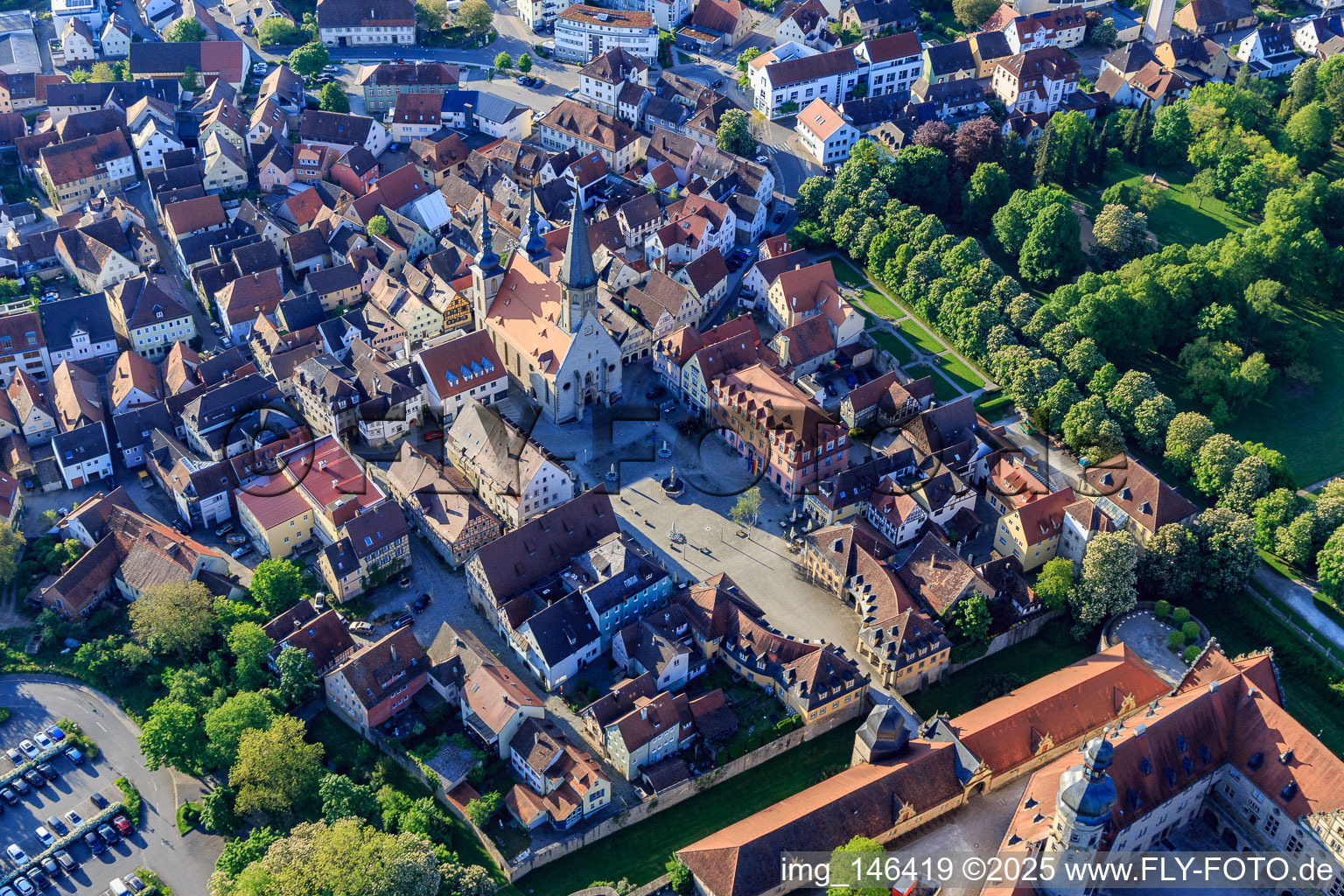 Altstadt mit Stadtkirche St. Georg am Marktplatz, Schlossverwaltung Weikersheim am Schlossplatz im Bundesland Baden-Württemberg, Deutschland von oben