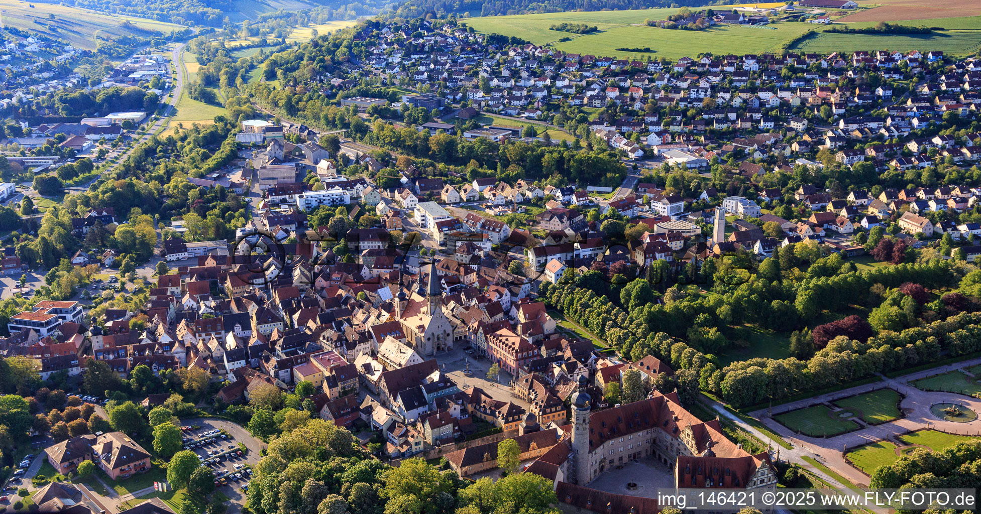 Ortsübersicht aus Westen am Morgen mit Schluss und Marktplatz in Weikersheim im Bundesland Baden-Württemberg, Deutschland