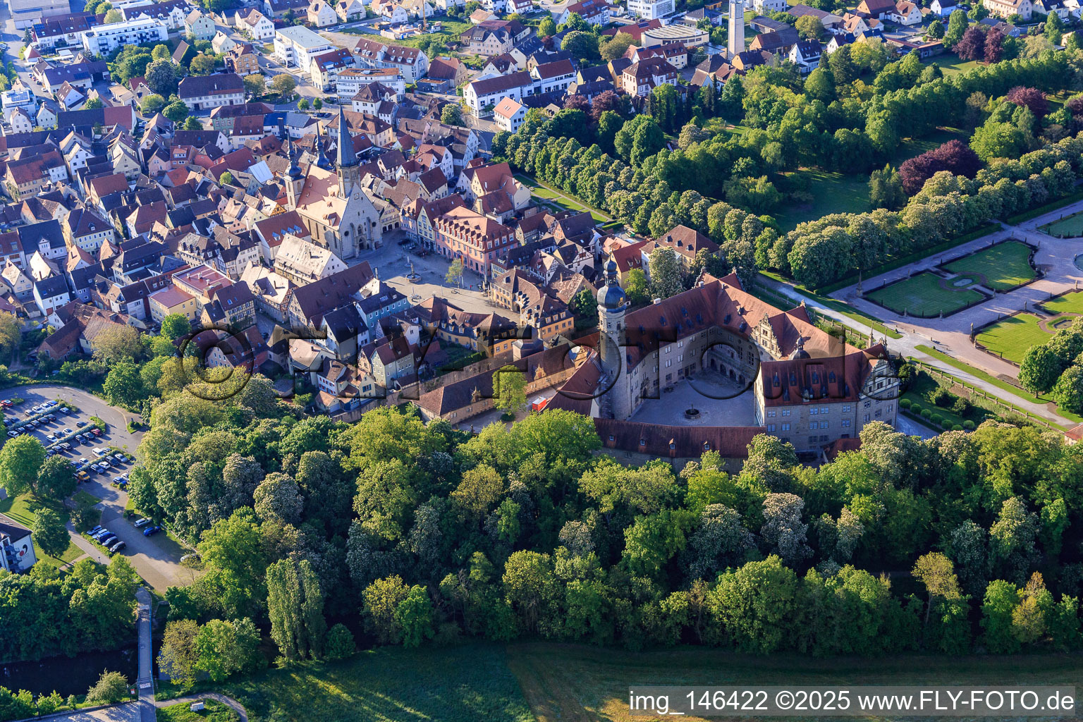 Ortsansicht aus Westen am Morgen mit Schluss und Marktplatz in Weikersheim im Bundesland Baden-Württemberg, Deutschland