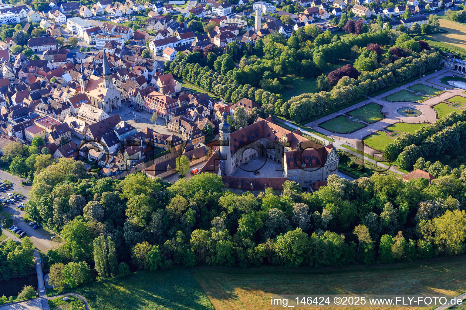 Luftbild von Ortsansicht aus Westen am Morgen mit Schluss und Marktplatz in Weikersheim im Bundesland Baden-Württemberg, Deutschland