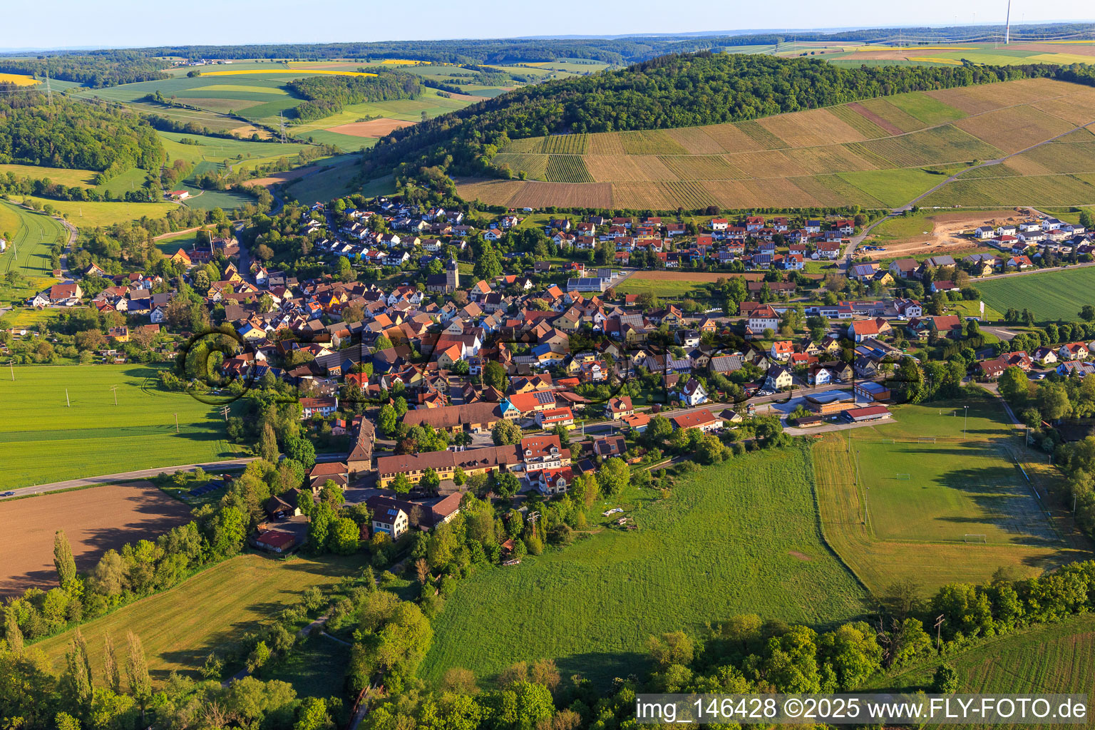 Ortsübersicht im Taubertal am Morgen aus Süden im Ortsteil Schäftersheim in Weikersheim im Bundesland Baden-Württemberg, Deutschland