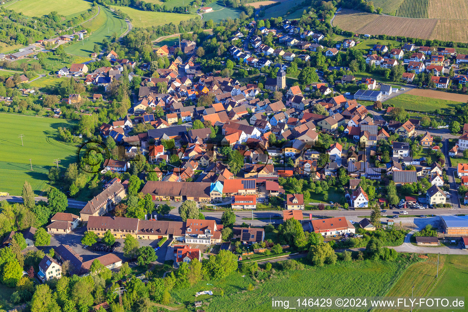 Ortsansicht im Taubertal am Morgen aus Süden im Ortsteil Schäftersheim in Weikersheim im Bundesland Baden-Württemberg, Deutschland