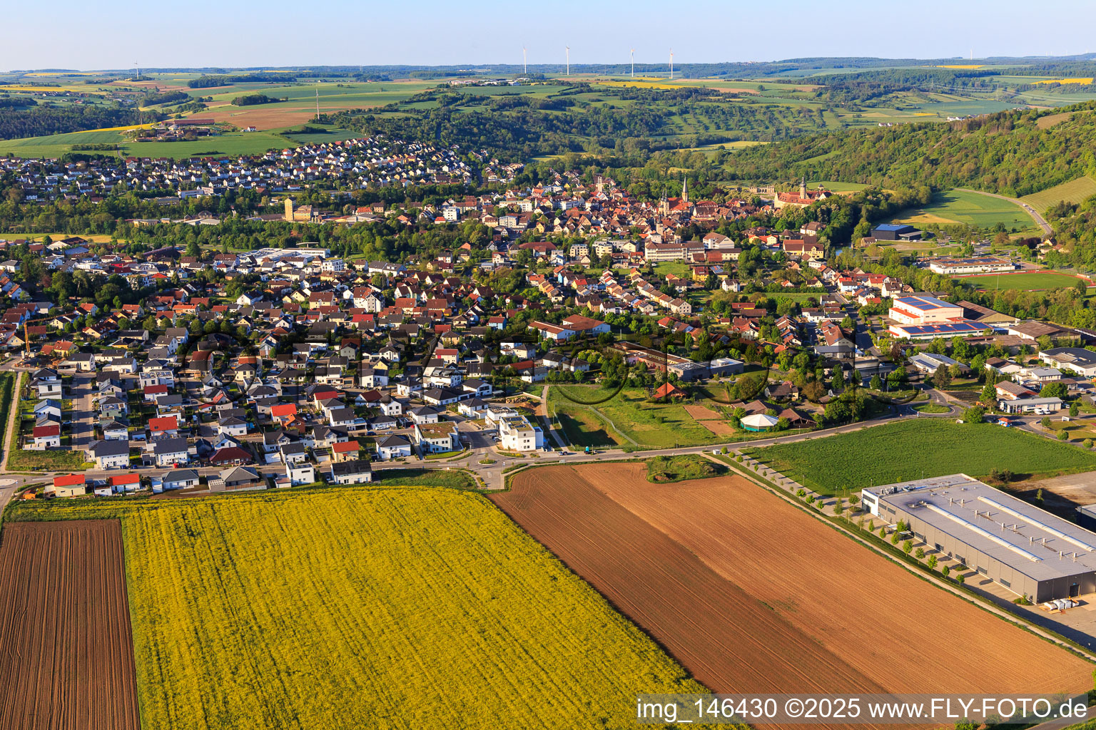Ortsübersicht im Taubertal am Morgen aus Norden in Weikersheim im Bundesland Baden-Württemberg, Deutschland