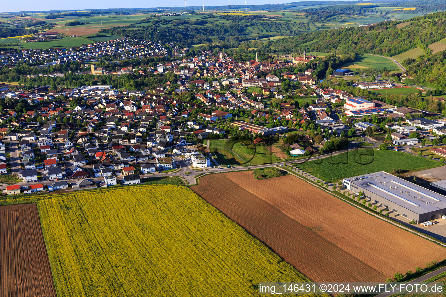 Ortsübersicht im Taubertal am Morgen aus Norden mit bdtronic GmbH in Weikersheim im Bundesland Baden-Württemberg, Deutschland