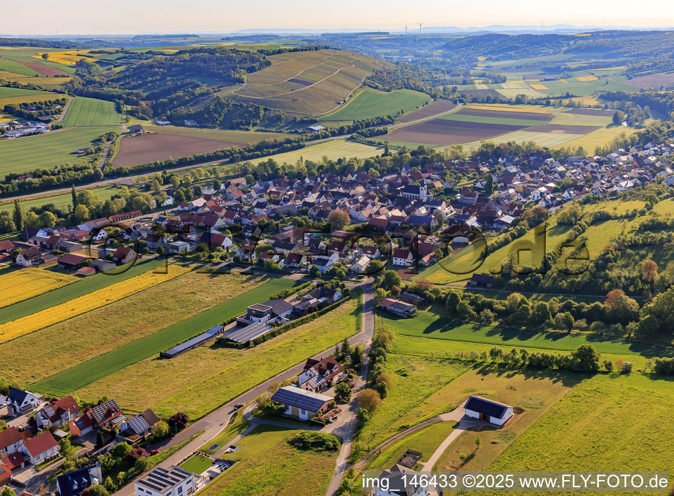 Dorfansicht im lieblichen Taubertal aus Südwesten am Morgen in Tauberrettersheim im Bundesland Bayern, Deutschland