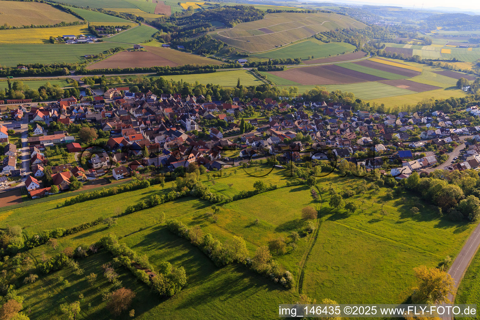 Luftbild von Dorfansicht im lieblichen Taubertal aus Südwesten am Morgen in Tauberrettersheim im Bundesland Bayern, Deutschland
