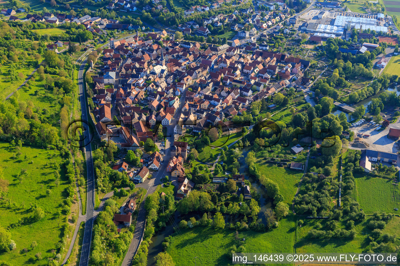 Dorfansicht im lieblichen Taubertal aus Südwesten am Morgen in Röttingen im Bundesland Bayern, Deutschland