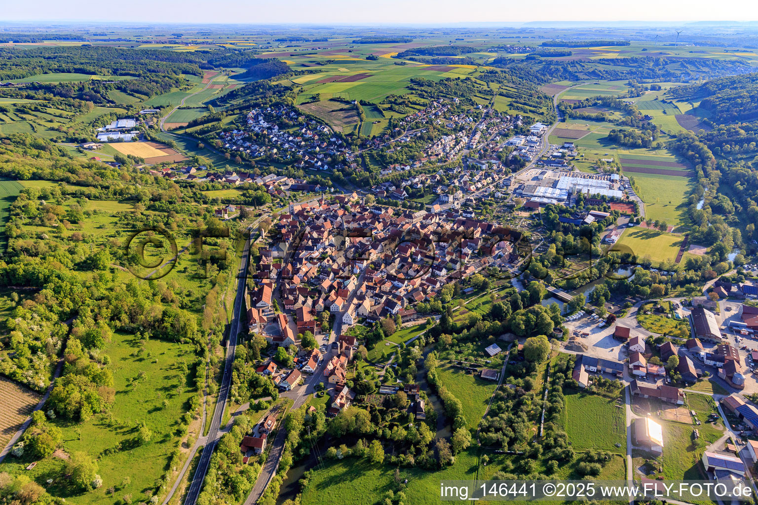Dorfübersicht im lieblichen Taubertal aus Südwesten am Morgen in Röttingen im Bundesland Bayern, Deutschland