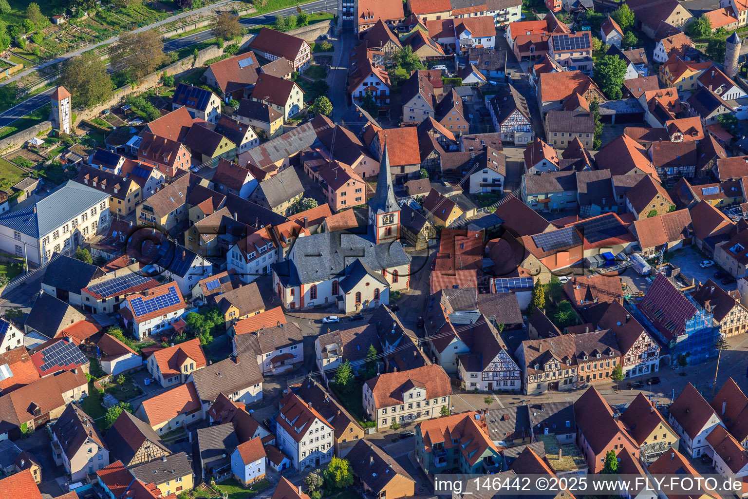 Kirche St. Kilian im Dorfzentrum in Röttingen im Bundesland Bayern, Deutschland