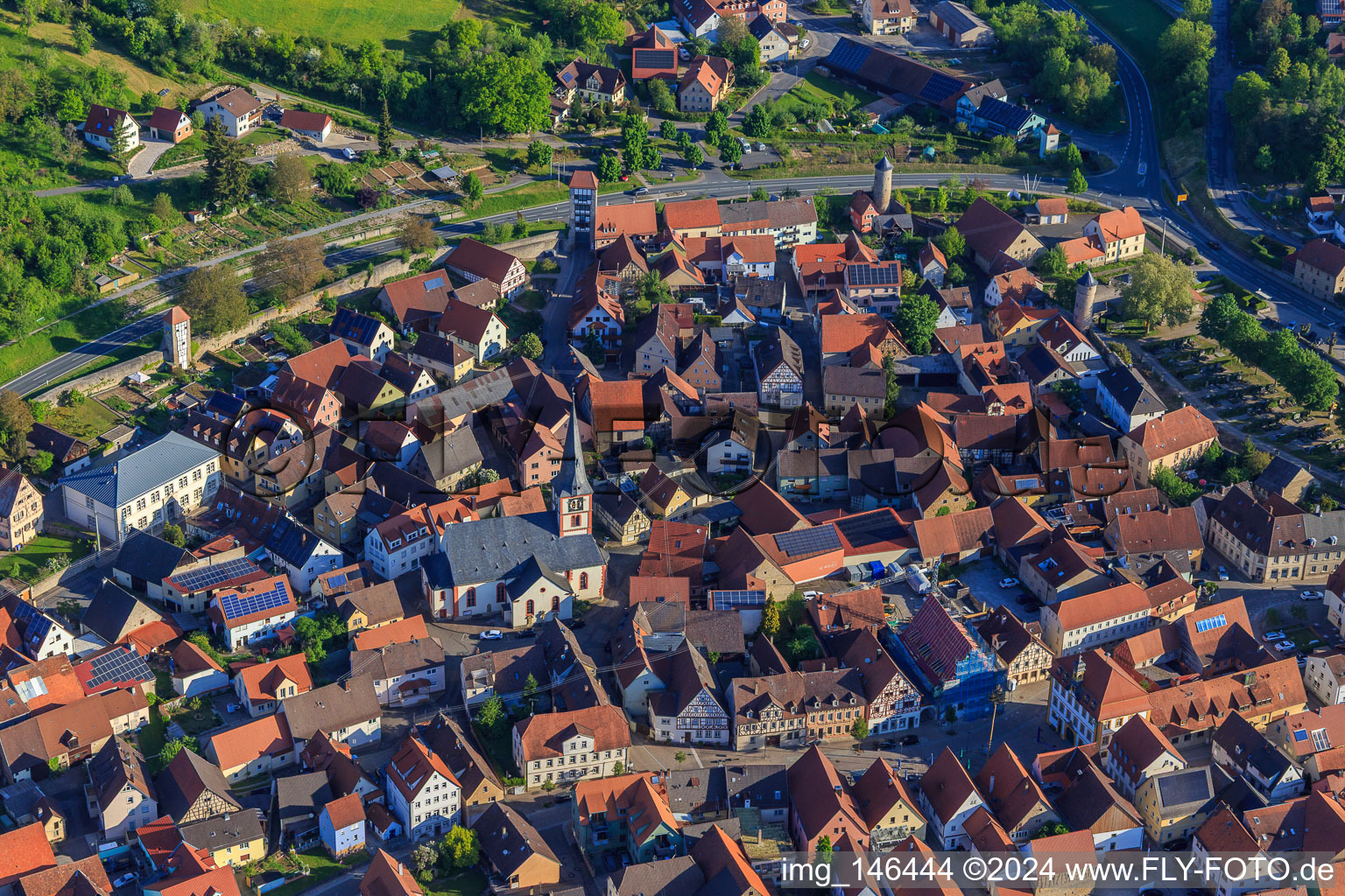 Luftbild von Kirche St. Kilian im Dorfzentrum in Röttingen im Bundesland Bayern, Deutschland