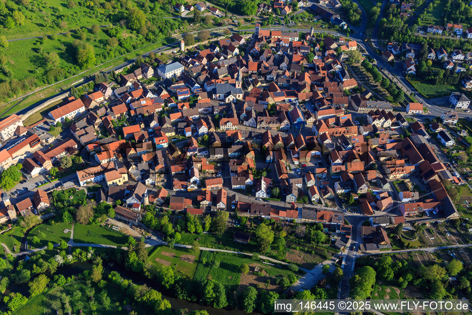 Stadtmauer, Altstadt und Marktplatz aus Süden in Röttingen im Bundesland Bayern, Deutschland