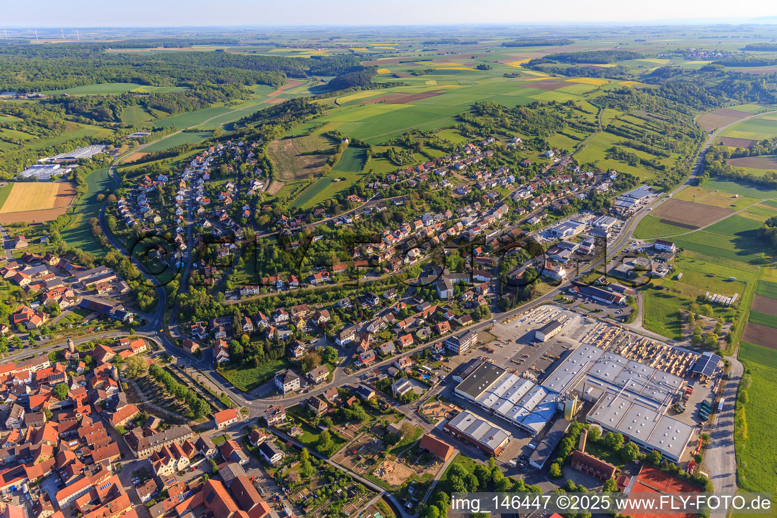Dorfübersicht im lieblichen Taubertal aus Südosten am Morgen in Röttingen im Bundesland Bayern, Deutschland