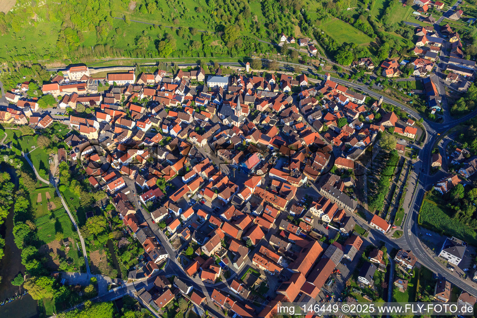 Stadtmauer, Altstadt und Marktplatz aus Osten in Röttingen im Bundesland Bayern, Deutschland