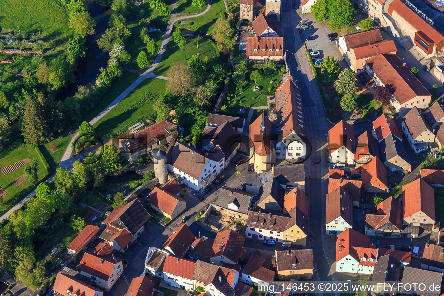 Julius-Echter-Stift und Mühlenturm an der Stadtmauer in Röttingen im Bundesland Bayern, Deutschland