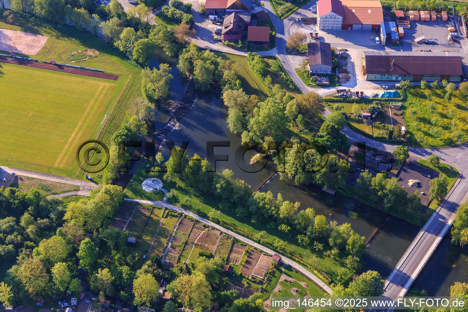 Tauberwehr Röttingen, Spielplatz und Tauberbrücke im Bundesland Bayern, Deutschland