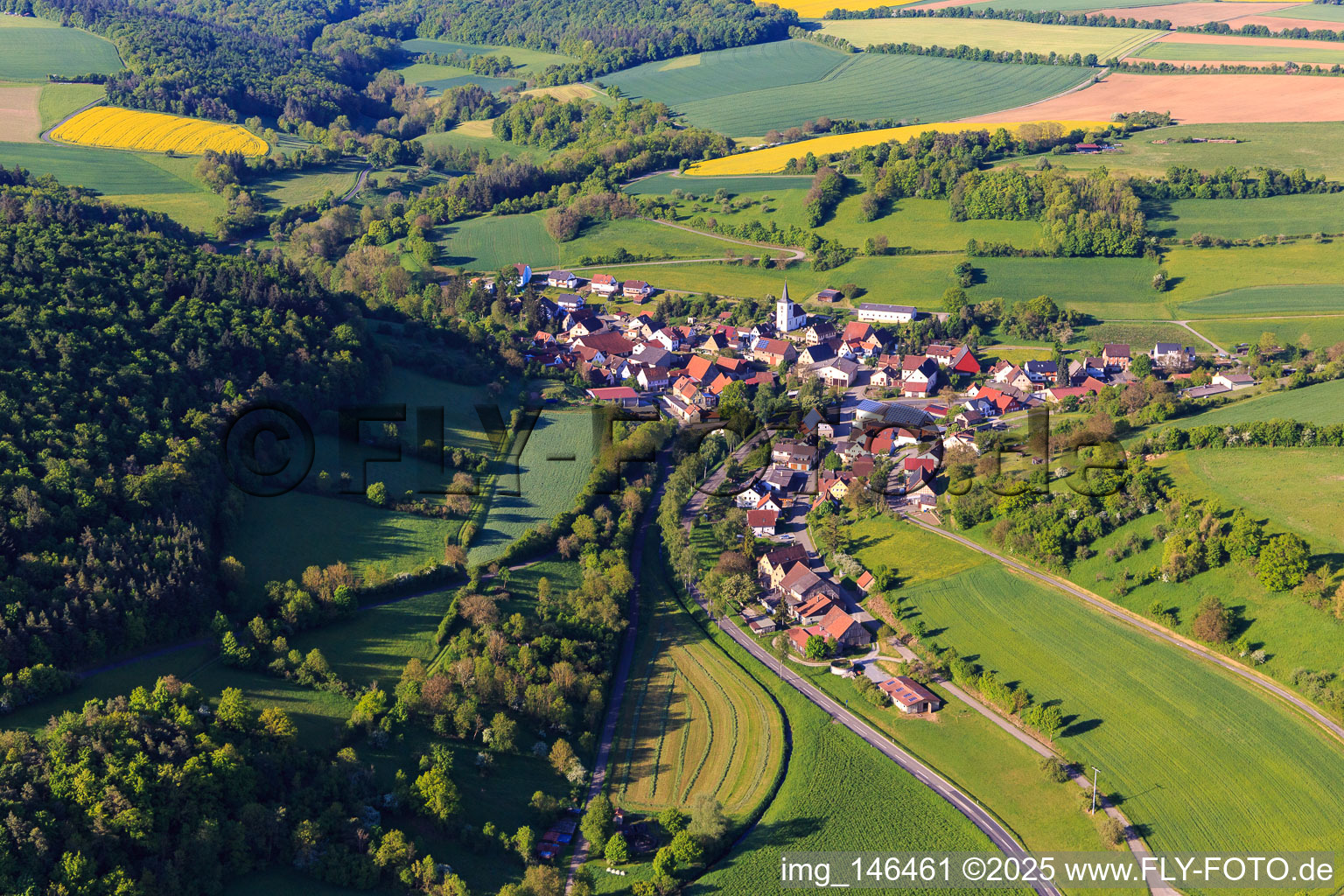 Luftbild von Dorfansicht aus Norden am Morgen im Ortsteil Niederrimbach in Creglingen im Bundesland Baden-Württemberg, Deutschland