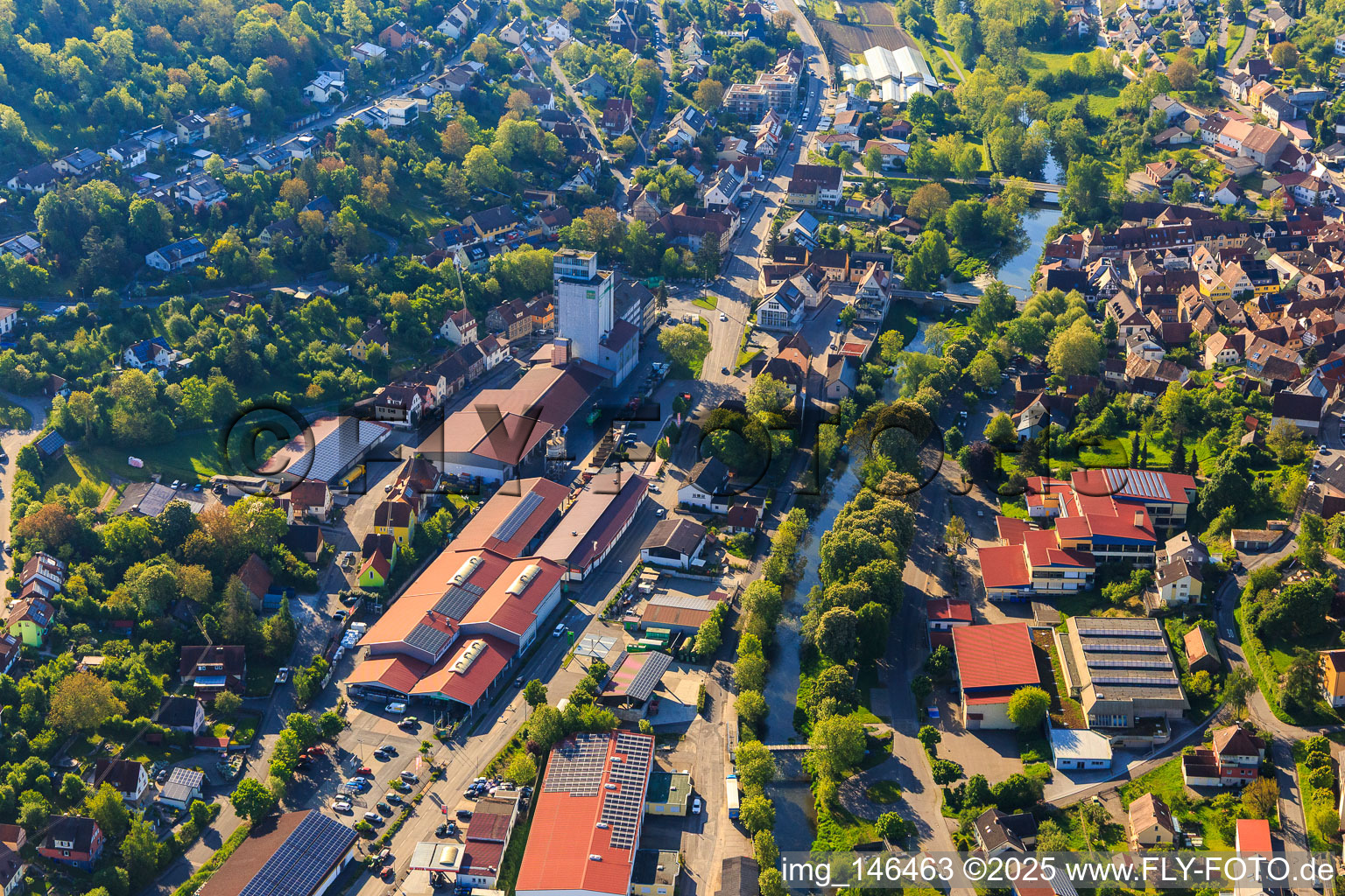 BAG - Raiffeisen - e.G. Landwirtschaftliches Lagerhaus am Tauberufer in Creglingen im Bundesland Baden-Württemberg, Deutschland