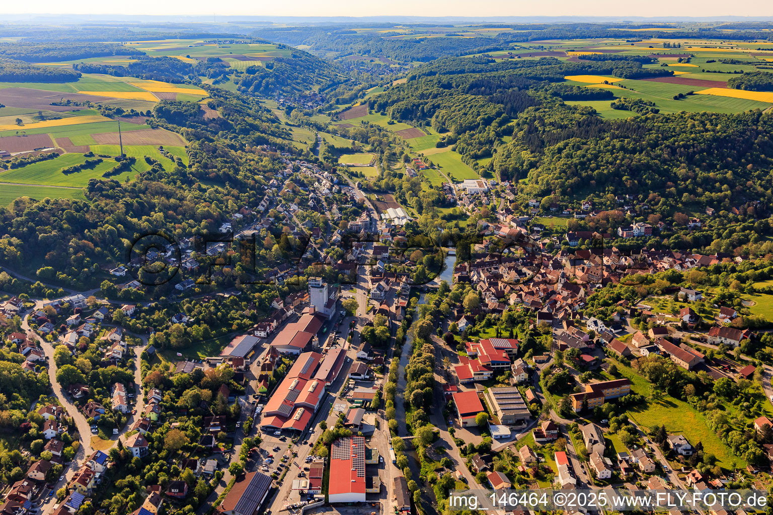 Ortsansicht im Taubertal aus Nordwesten am Morgen in Creglingen im Bundesland Baden-Württemberg, Deutschland