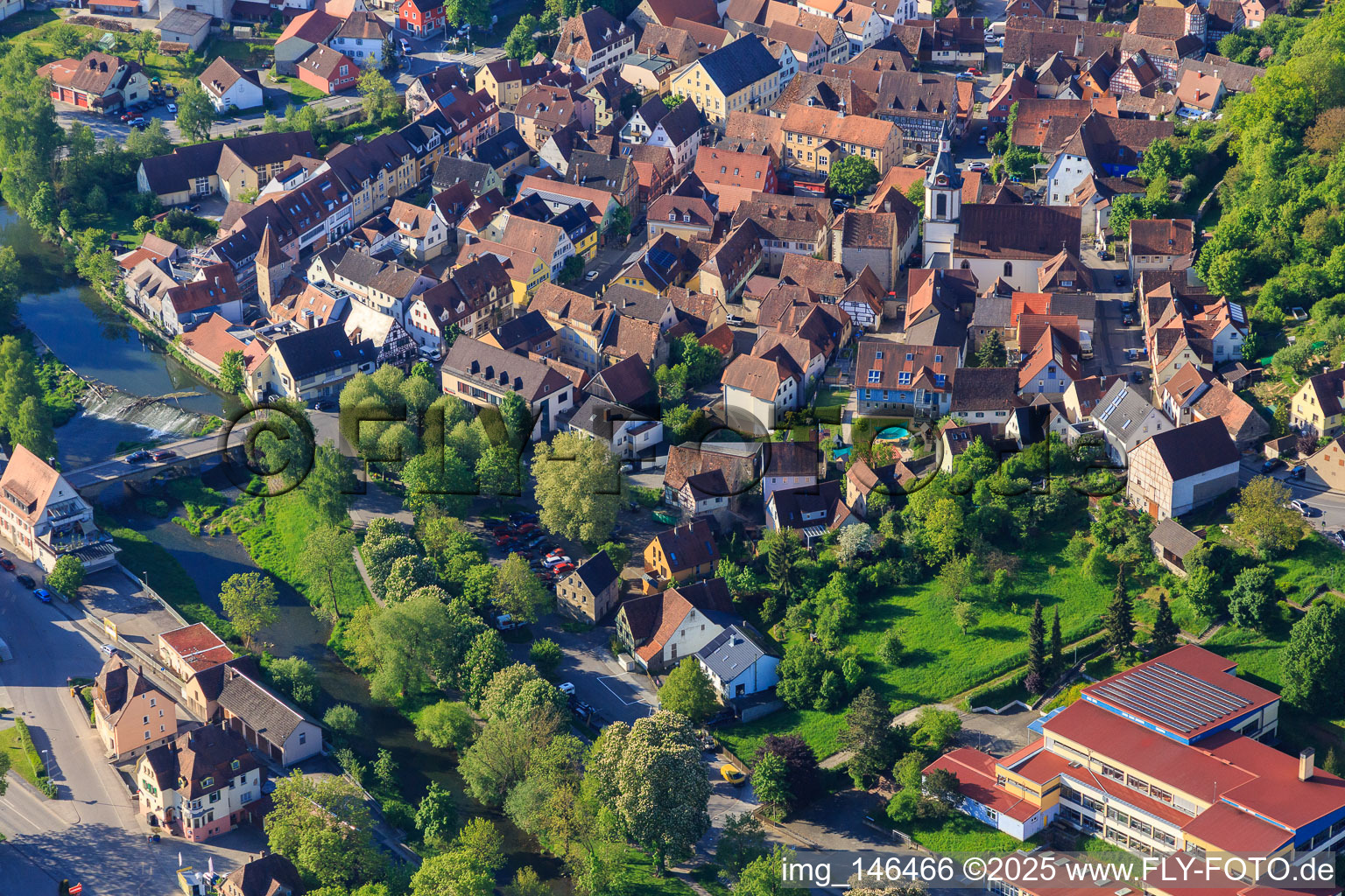Altstadt aus Norden am Morgen mit Schlosserturm, Kirche St. Peter und Paul und Tauberturm in Creglingen im Bundesland Baden-Württemberg, Deutschland