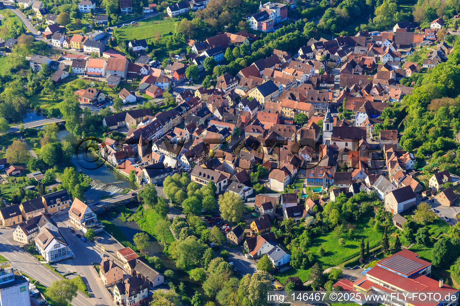 Luftbild von Altstadt aus Norden am Morgen mit Schlosserturm, Kirche St. Peter und Paul und Tauberturm in Creglingen im Bundesland Baden-Württemberg, Deutschland
