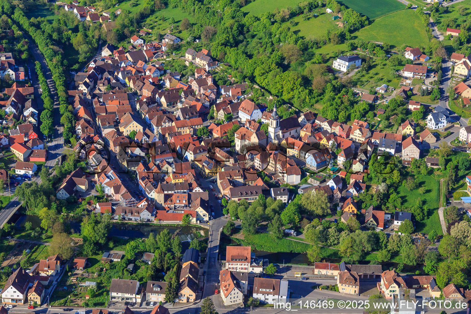 Altstadt aus Nordosten am Morgen mit Schlosserturm, Kirche St. Peter und Paul und Tauberturm in Creglingen im Bundesland Baden-Württemberg, Deutschland