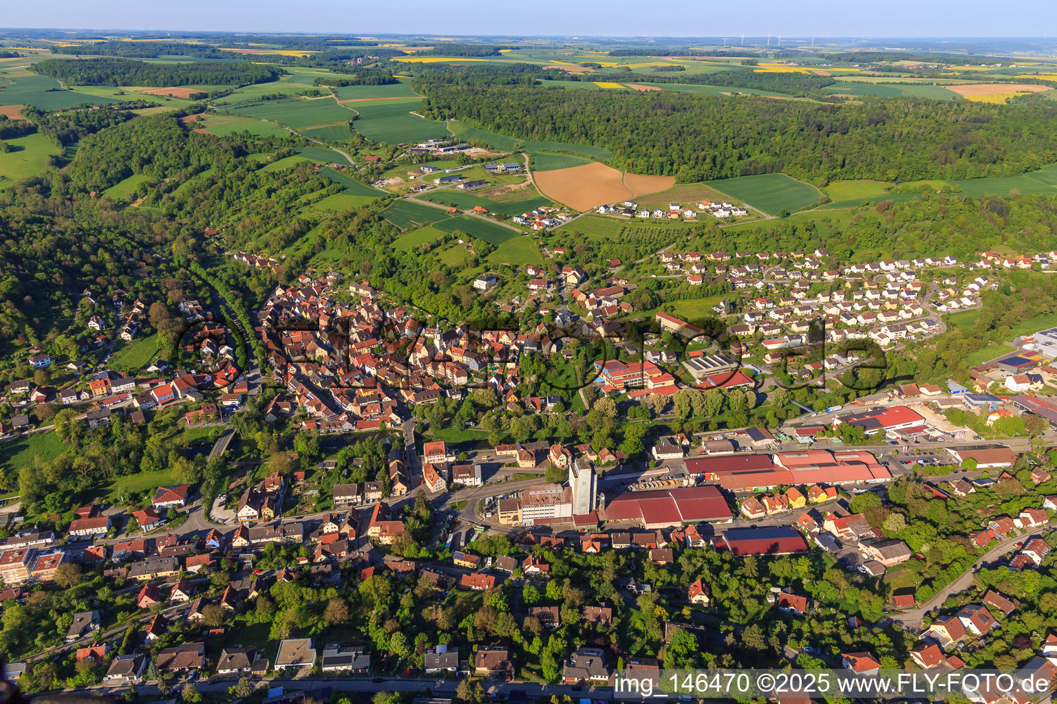 Ortsübersicht im Taubertal aus Nordosten am Morgen in Creglingen im Bundesland Baden-Württemberg, Deutschland