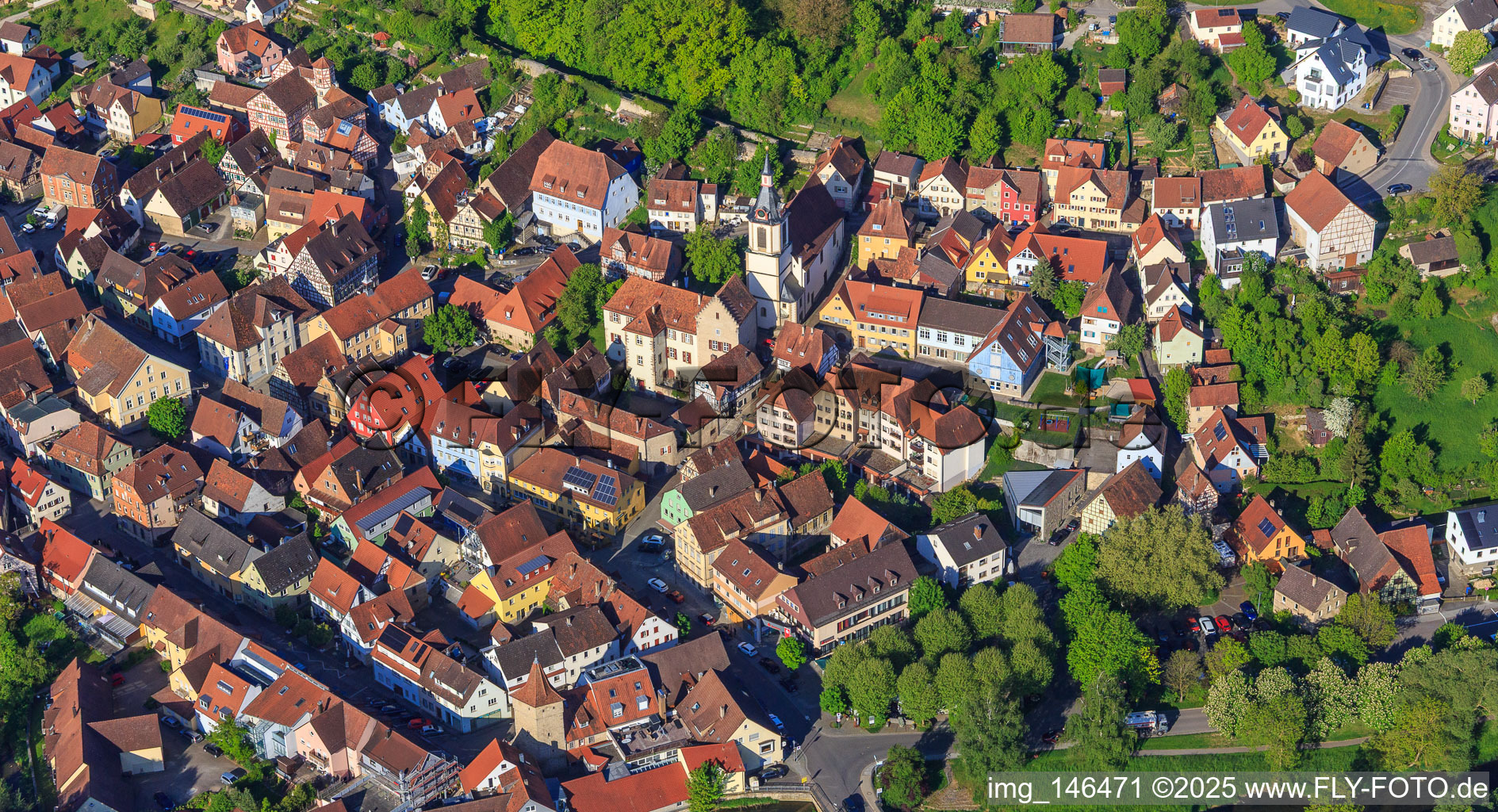 Altstadt aus Nordosten am Morgen mit Schlosserturm, Romschlössle, Kirche St. Peter und Paul und Tauberturm in Creglingen im Bundesland Baden-Württemberg, Deutschland