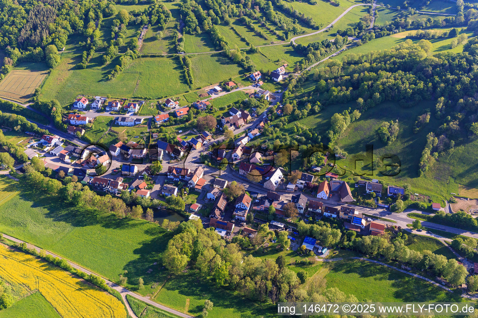 Dorfansicht im lieblichen Taubertal am Morgen aus Südwesten im Ortsteil Craintal in Creglingen im Bundesland Baden-Württemberg, Deutschland
