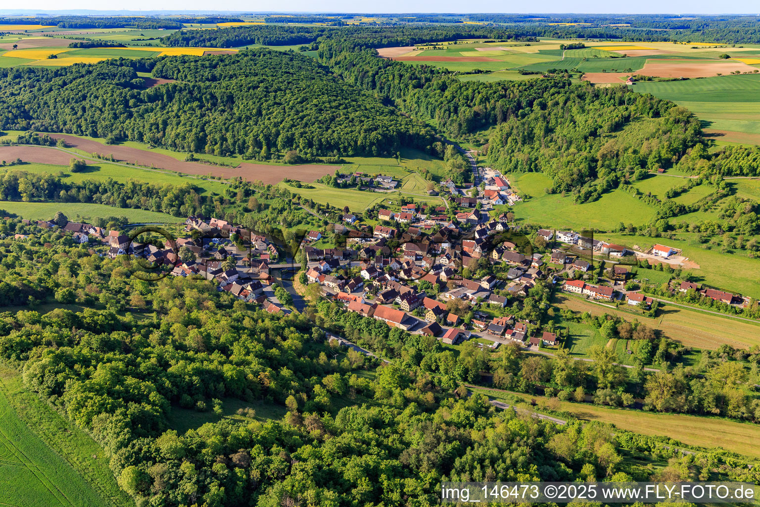 Dorfansicht im lieblichen Taubertal am Morgen aus Nordwesten im Ortsteil Archshofen in Creglingen im Bundesland Baden-Württemberg, Deutschland