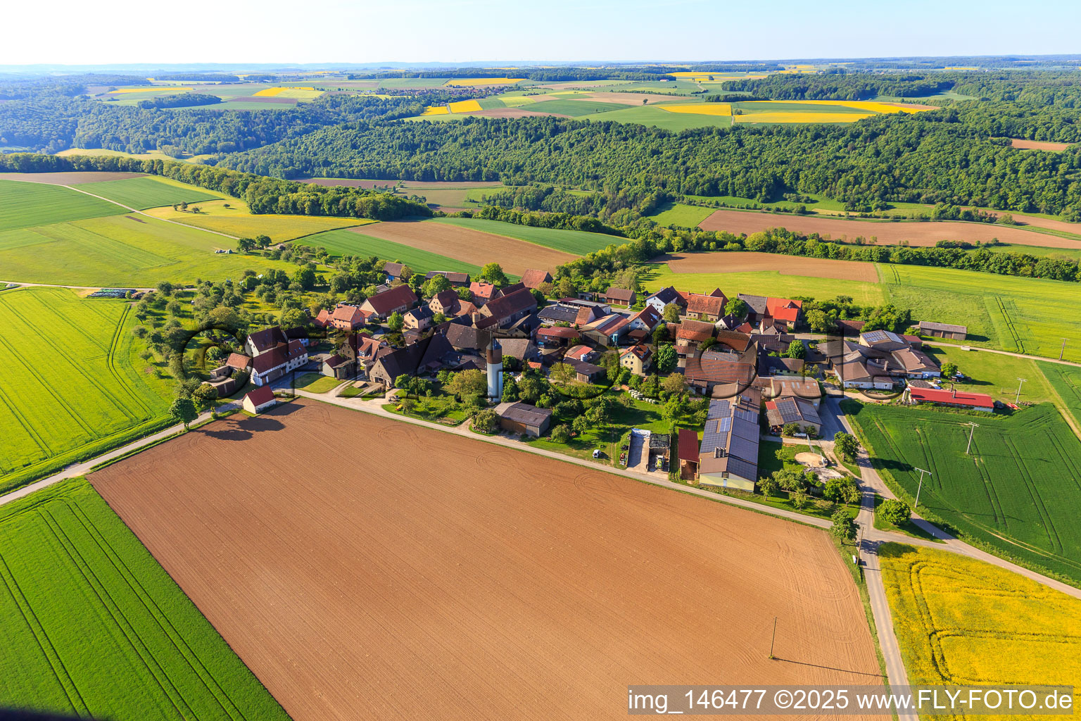 Luftbild von Ortsteil Erdbach mit Ponyhof Erdbach Fjordpferdezucht und Reiterhof im Ortsteil Schön in Creglingen im Bundesland Baden-Württemberg, Deutschland