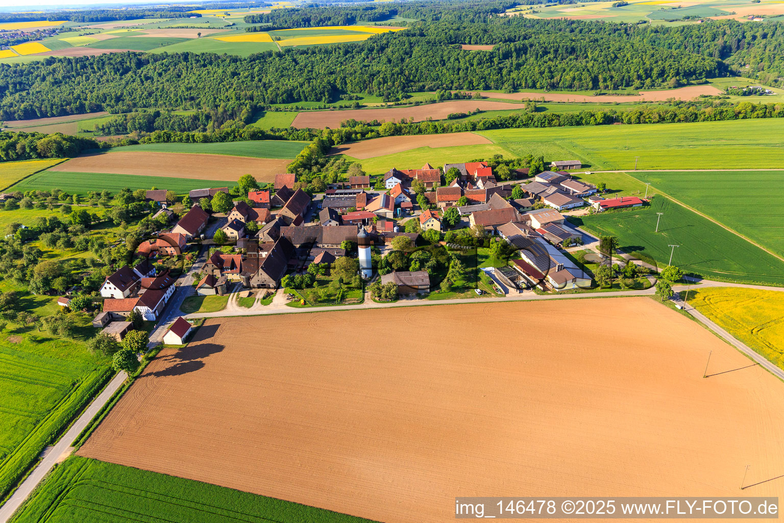Luftaufnahme von Ortsteil Erdbach mit Ponyhof Erdbach Fjordpferdezucht und Reiterhof im Ortsteil Schön in Creglingen im Bundesland Baden-Württemberg, Deutschland