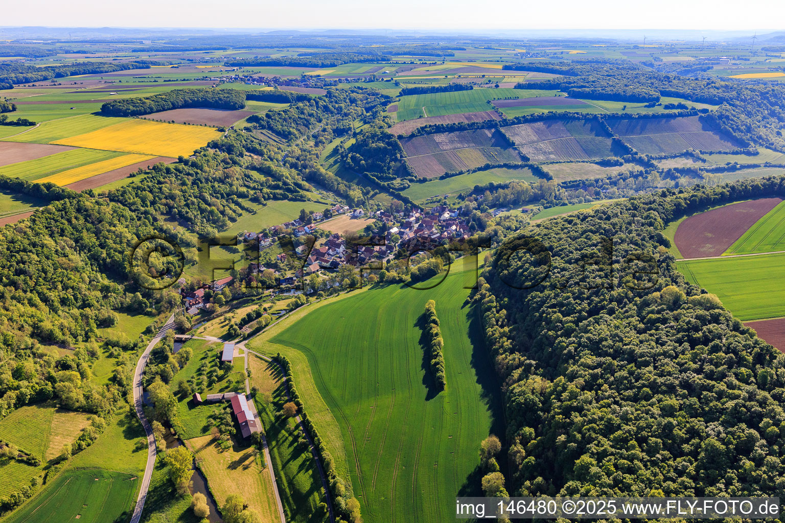 Dorfübersicht im lieblichen Taubertal mit Weinberg Tauberzell am Morgen aus Westen in Adelshofen im Bundesland Bayern, Deutschland