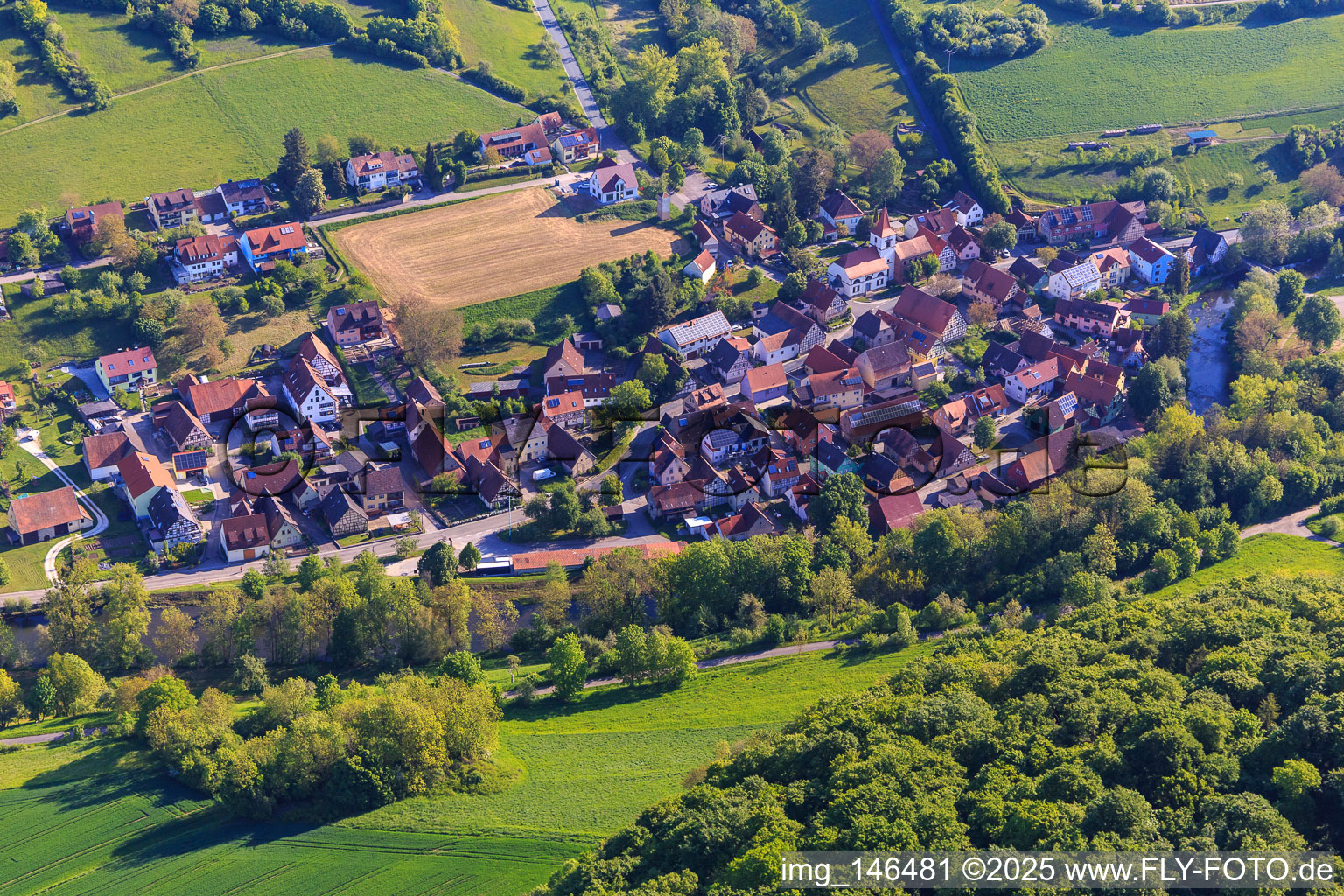 Dorfansicht im lieblichen Taubertal am Morgen aus Südwesten im Ortsteil Tauberzell in Adelshofen im Bundesland Bayern, Deutschland