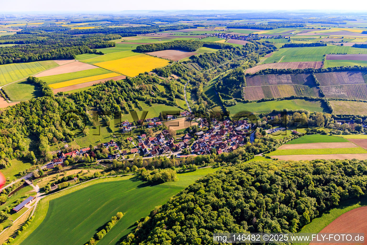 Dorfübersicht im lieblichen Taubertal mit Weinberg Tauberzell am Morgen aus Südwesten in Adelshofen im Bundesland Bayern, Deutschland