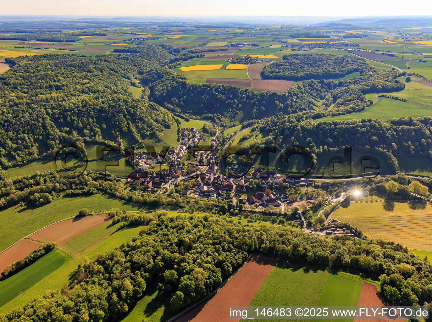 Dorfübersicht im lieblichen Taubertal am Morgen aus Südwesten im Ortsteil Tauberscheckenbach in Adelshofen im Bundesland Bayern, Deutschland