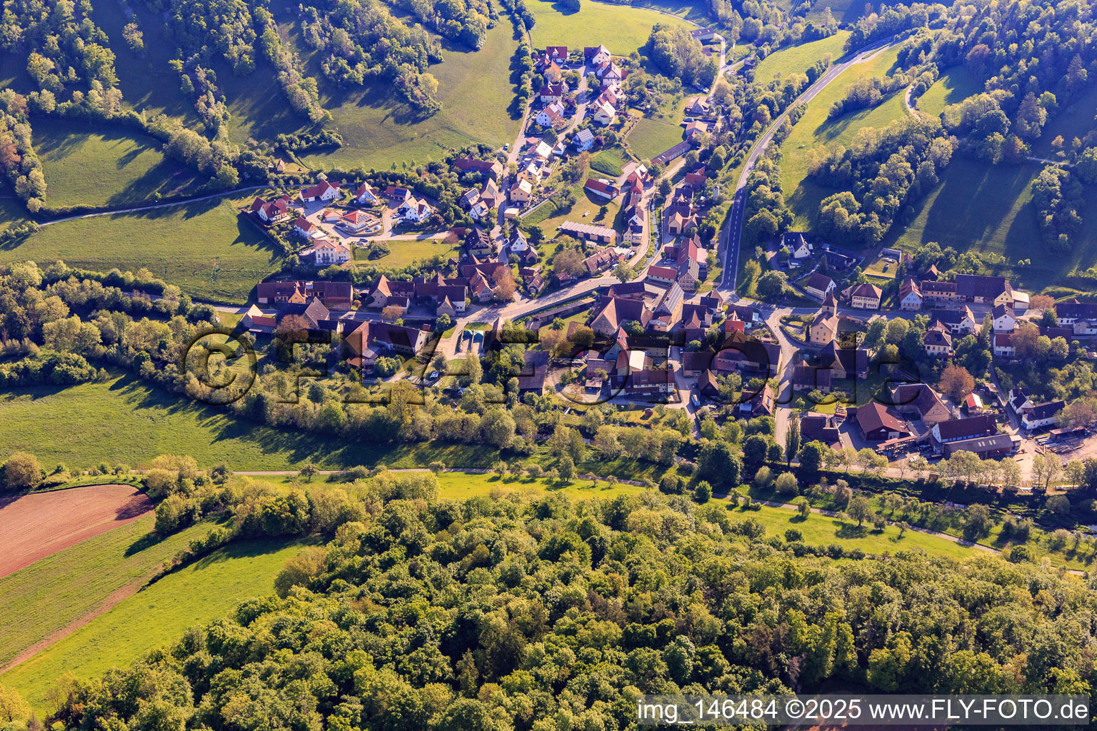 Dorfansicht im lieblichen Taubertal am Morgen aus Westen im Ortsteil Tauberscheckenbach in Adelshofen im Bundesland Bayern, Deutschland