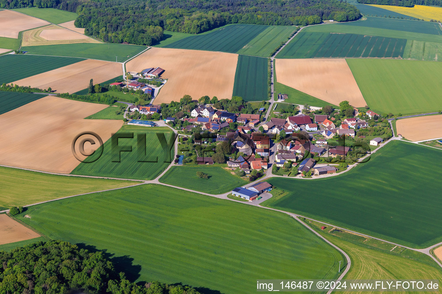 Dorfansicht am Morgen aus Osten im Ortsteil Schonach in Creglingen im Bundesland Baden-Württemberg, Deutschland