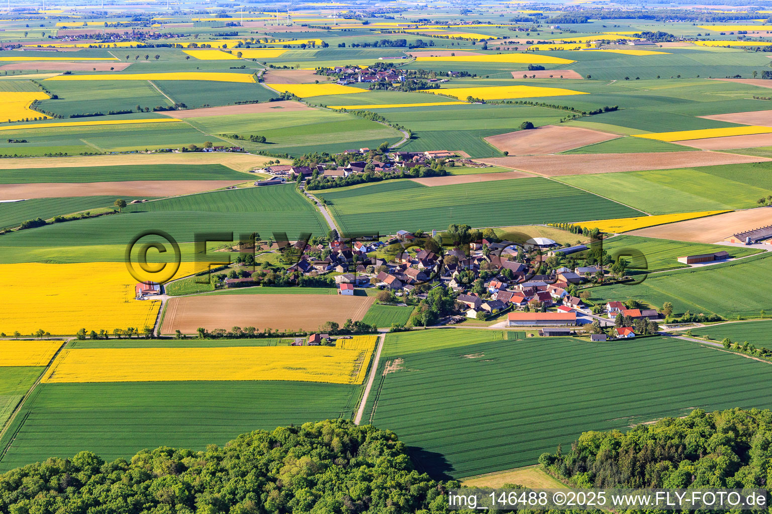 Dorfansicht am Morgen aus Norden im Ortsteil Wolfsbuch in Creglingen im Bundesland Baden-Württemberg, Deutschland