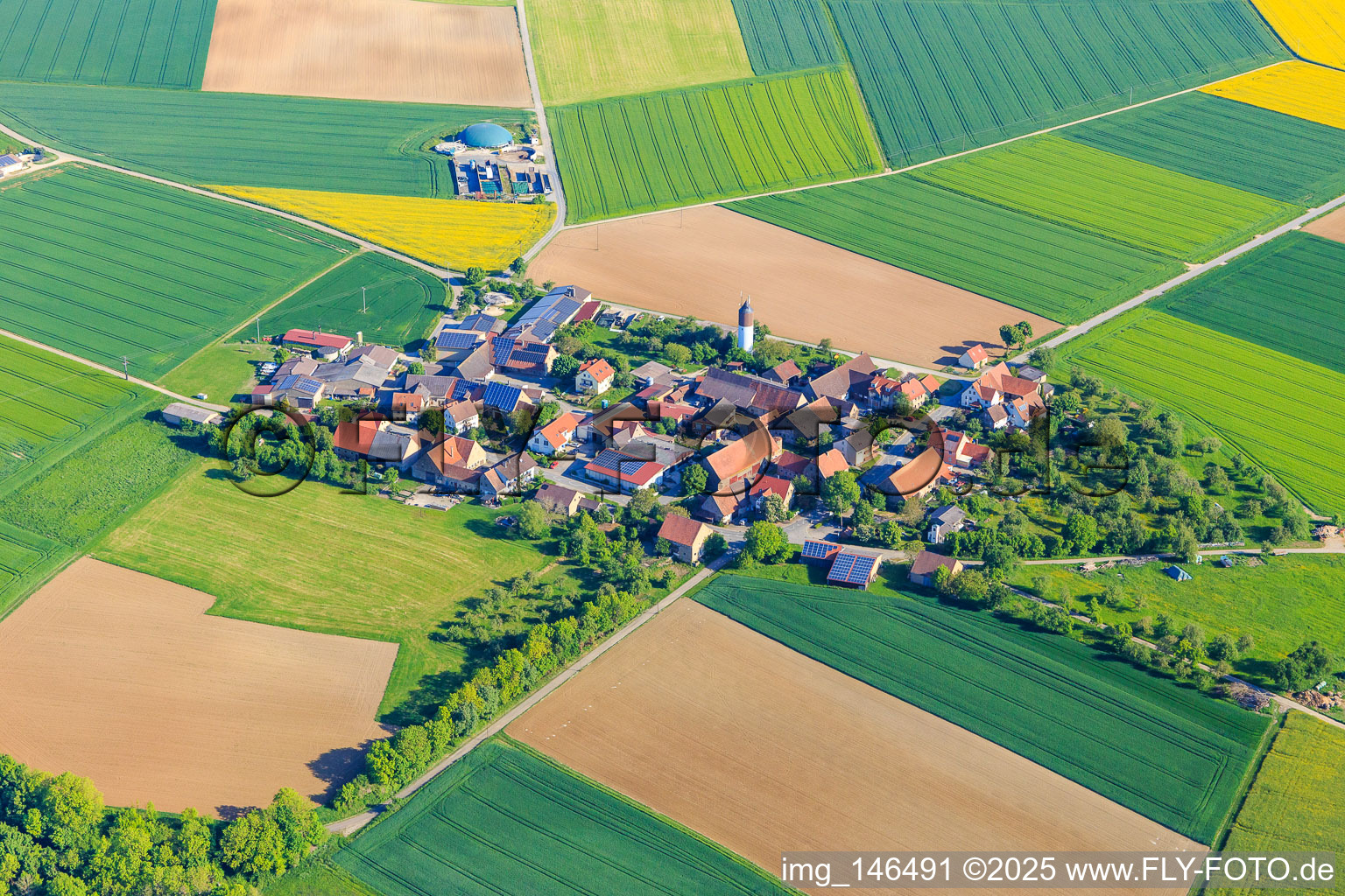 Ortsteil Erdbach aus Südosten mit Ponyhof Erdbach Fjordpferdezucht und Reiterhof im Ortsteil Schön in Creglingen im Bundesland Baden-Württemberg, Deutschland